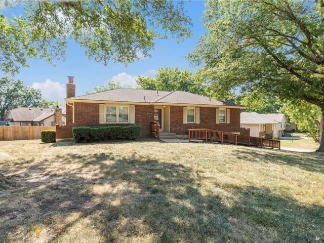 Homes for Sale in Gladstone, MO 64119 | 3713 NE 77th Street