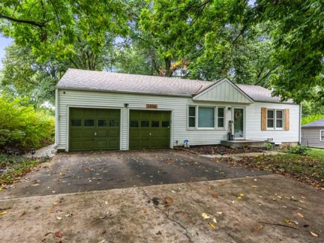 Homes for Sale in Gladstone, MO 64118 | 1306 NE 56th Terrace