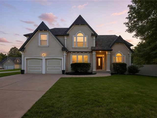 Homes for Sale in Parkville, MO 64152 | 5829  Manor Lane