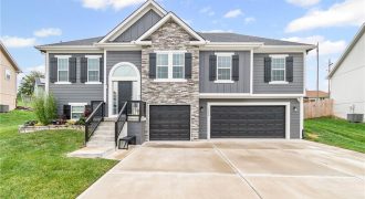 Homes for Sale in Liberty, MO 64068 | 1020  Poplar Lane