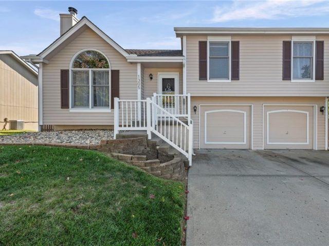 Homes for Sale in Kansas City, MO 64118 | 1305 NW 72nd Street
