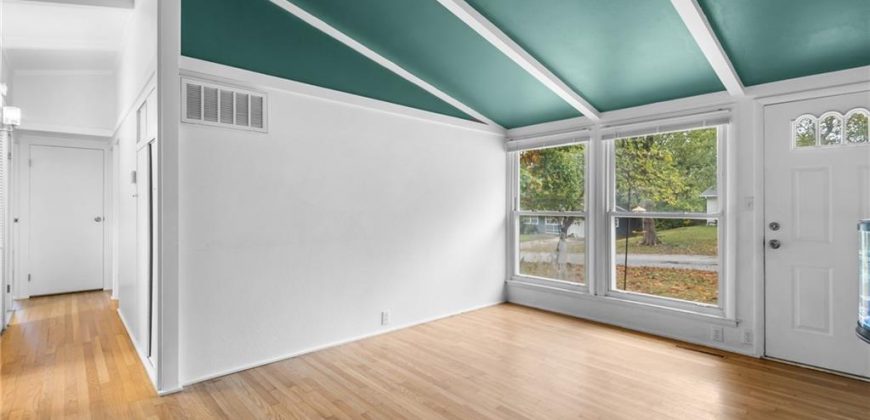 Homes for Sale in Gladstone, MO 64118 | 5708 N Woodland Avenue