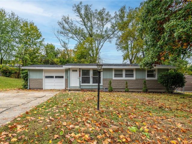 Homes for Sale in Gladstone, MO 64118 | 5708 N Woodland Avenue