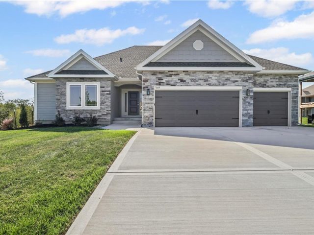 Homes for Sale in Kansas City, MO 64156 | 7009 NE 102nd Court