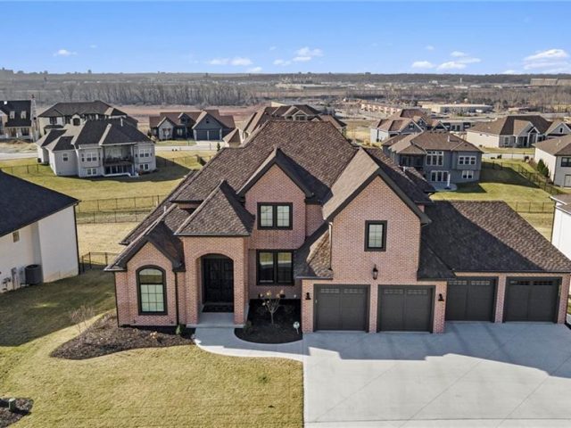 Homes for Sale in Riverside, MO 64150 | 2171 NW Palisades Drive