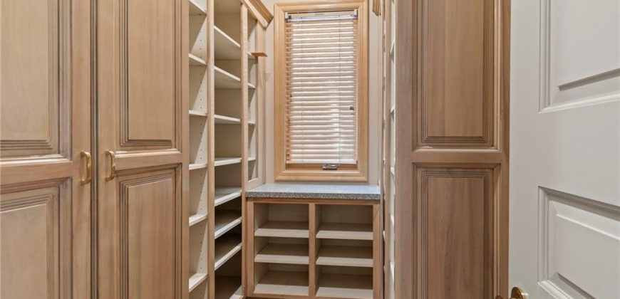 Homes for Sale in Parkville, MO 64152 | 8000 NW Timbercrest Place