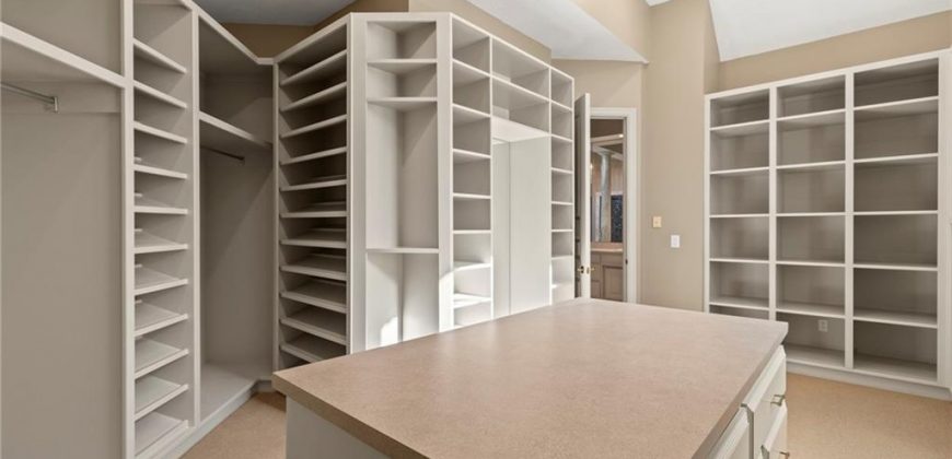 Homes for Sale in Parkville, MO 64152 | 8000 NW Timbercrest Place