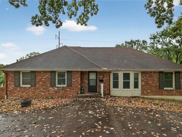 Homes for Sale in Gladstone, MO 64118 | 6761 N Woodland Avenue