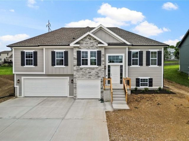 Homes for Sale in Liberty, MO 64068 | 988  Poplar Lane