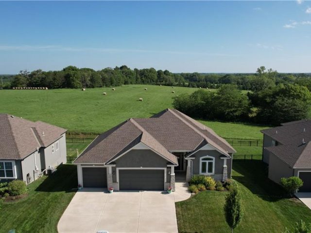 Homes for Sale in Kansas City, MO 64155 | 2010 NE 114th Terrace