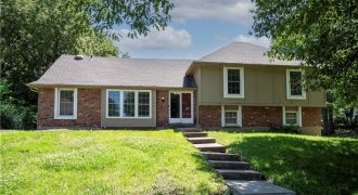 Homes for Sale in Parkville, MO 64152 | 10315 NW Mirror Lake Drive