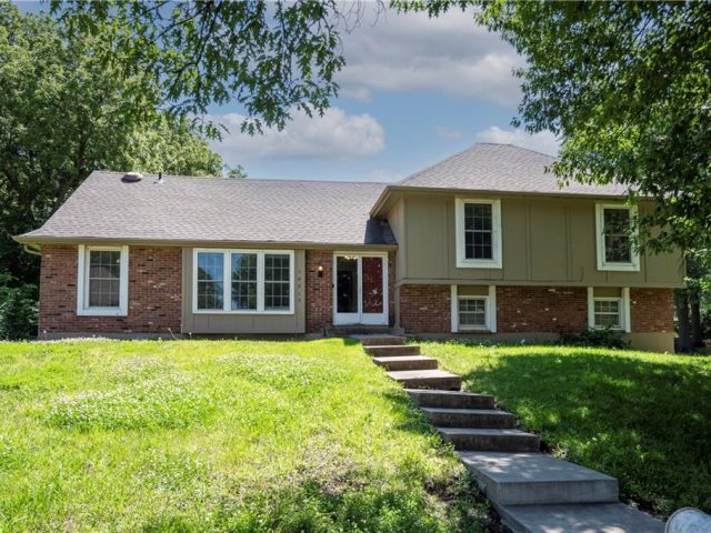 Homes for Sale in Parkville, MO 64152 | 10315 NW Mirror Lake Drive