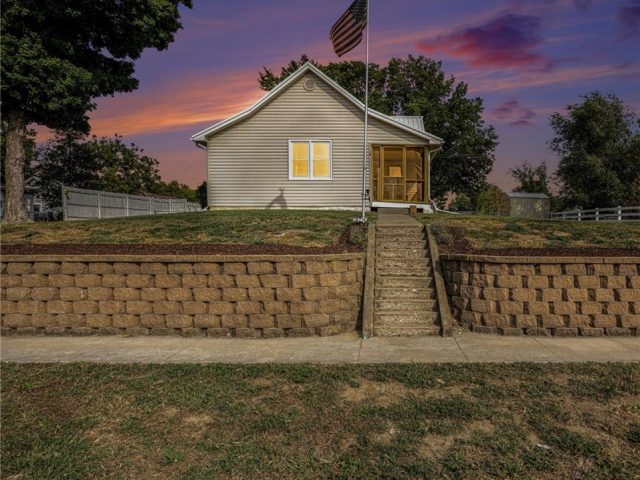 Homes for Sale in Dearborn, MO 64439 | 105 N August Street