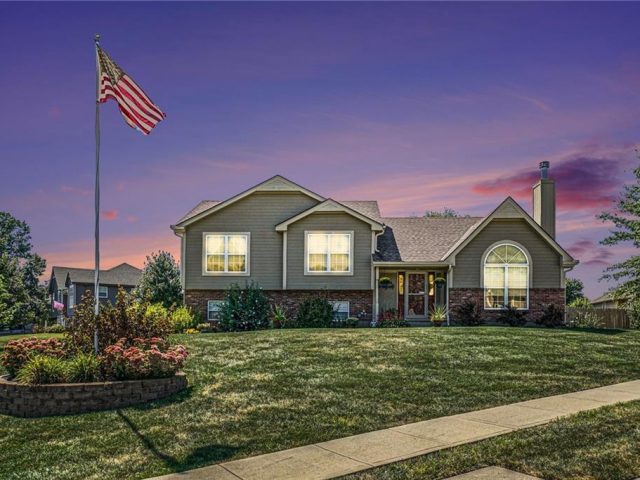 Homes for Sale in Smithville, MO 64089 | 220  Woodhaven Drive