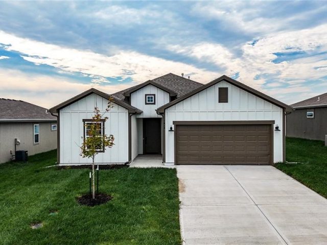 Homes for Sale in Kansas City, MO 64155 | 1613 NW 105th Street