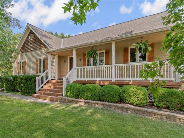 Homes for Sale in Smithville, MO 64089 | 3910  Carter Drive