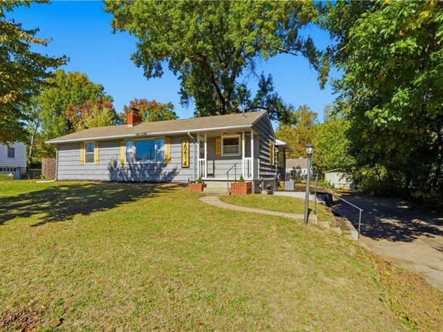 Homes for Sale in Kansas City, MO 64118 | 2214 NE 48th Street