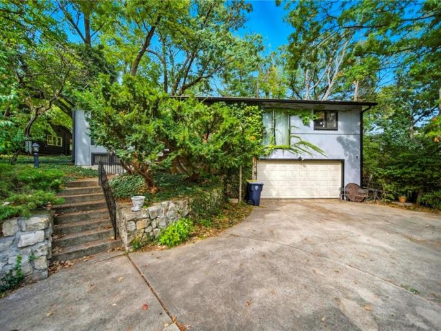 Homes for Sale in Kansas City, MO 64116 | 106 NW Greentree Lane