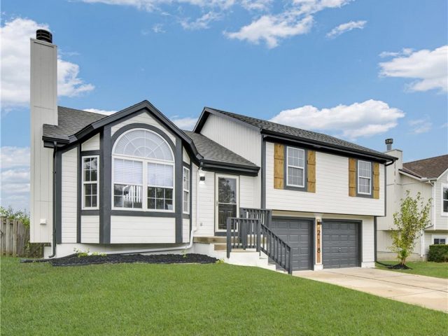 Homes for Sale in Kansas City, MO 64155 | 218 NW 113th Street