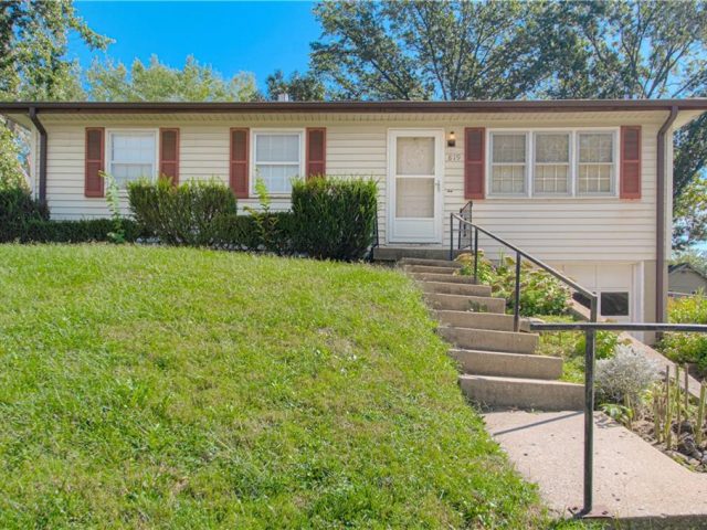 Homes for Sale in Liberty, MO 64068 | 819 S Main Street