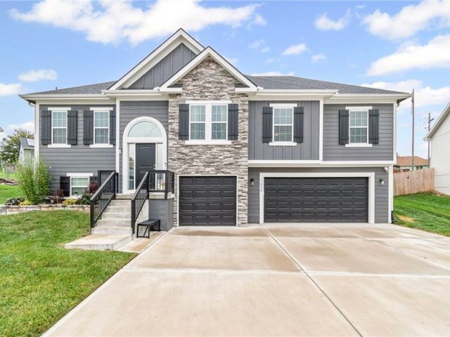 Homes for Sale in Liberty, MO 64068 | 1020  Poplar Lane