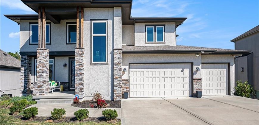 Homes for Sale in Parkville, MO 64152 | 7295 NW FOREST LAKES Drive