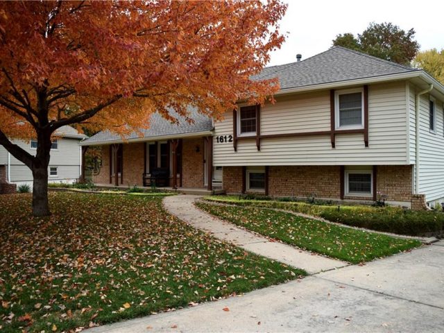 Homes for Sale in Gladstone, MO 64118 | 1612 NE Rosewood Drive