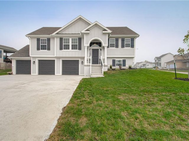 Homes for Sale in Kansas City, MO 64156 | 6022 NE 118th Terrace