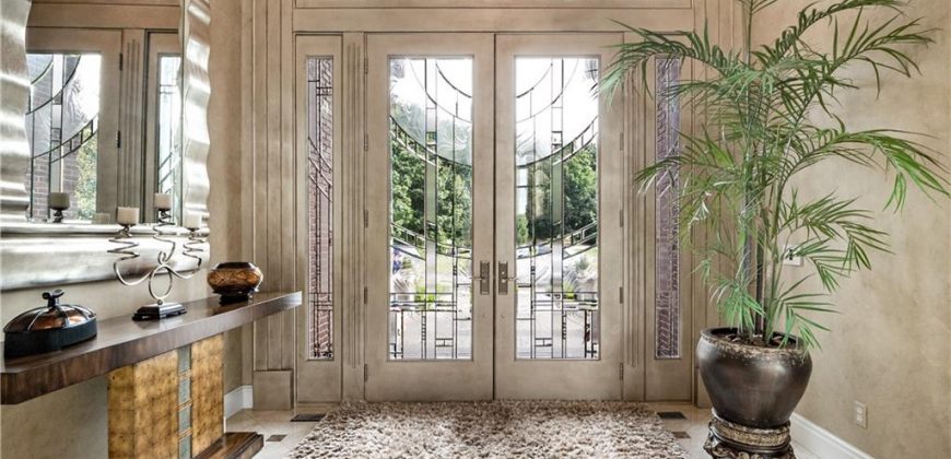 Homes for Sale in Parkville, MO 64152 | 6006  West Shore Court