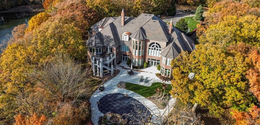 Homes for Sale in Parkville, MO 64152 | 6006  West Shore Court