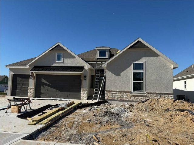 Homes for Sale in Parkville, MO 64152 | 7040 NW Forest Lakes Drive