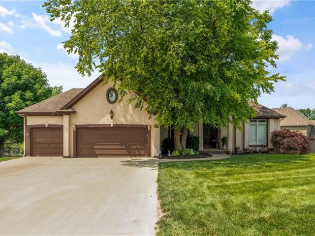 Homes for Sale in Parkville, MO 64152 | 10013 NW Crooked Road