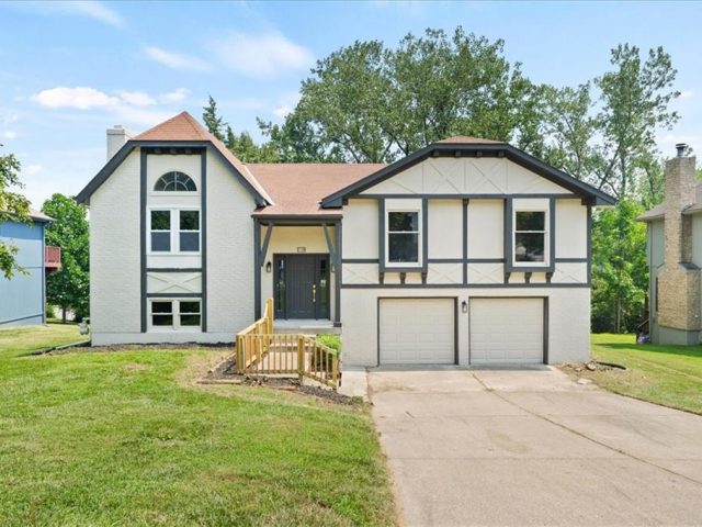 Homes for Sale in Gladstone, MO 64119 | 7109 N Indiana Street