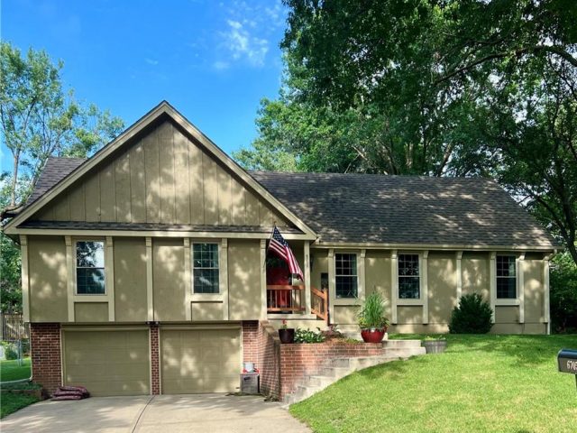 Homes for Sale in Parkville, MO 64152 | 6705 NW Mirror Lake Terrace