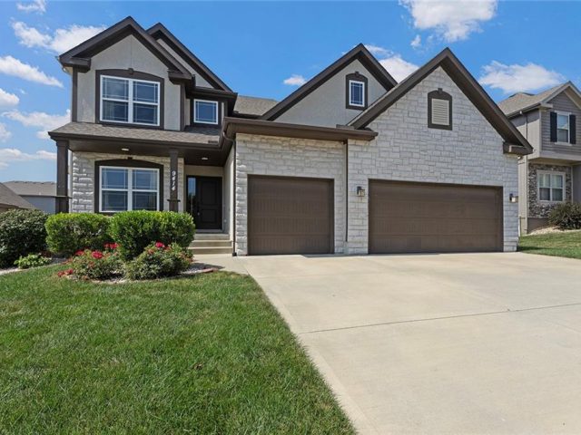 Homes for Sale in Kansas City, MO 64154 | 9414 N Helena Avenue