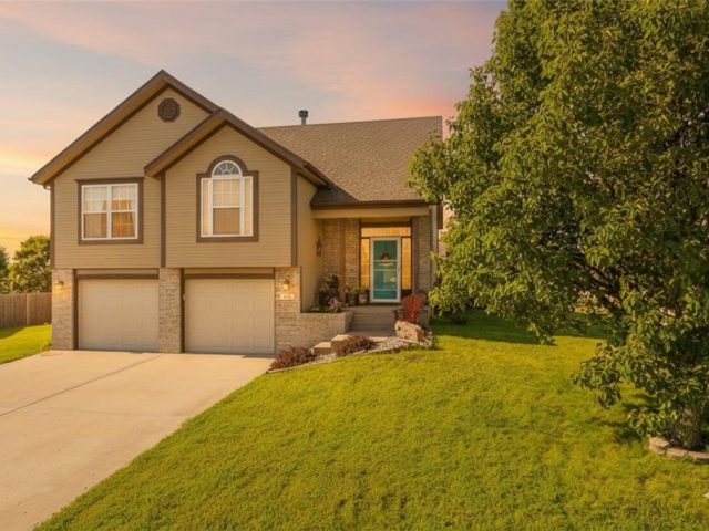 Homes for Sale in Smithville, MO 64089 | 109  Bridgeport Drive