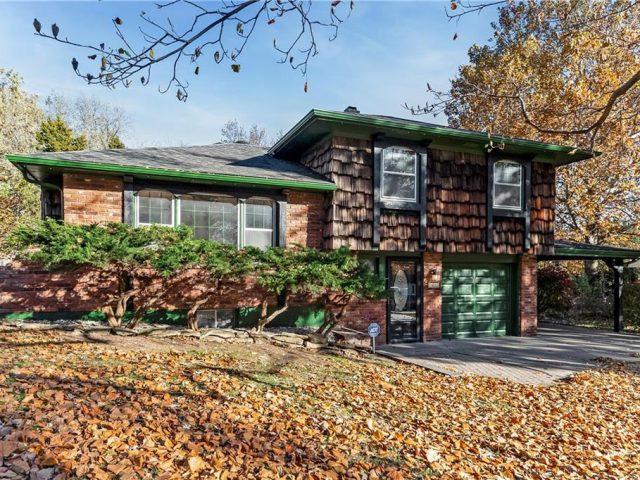 Homes for Sale in Gladstone, MO 64118 | 7525 N Virginia Avenue