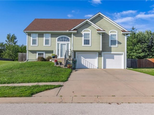 Homes for Sale in Smithville, MO 64089 | 1902 NE Lake Drive