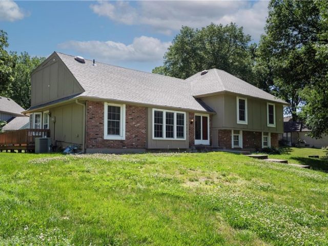 Homes for Sale in Parkville, MO 64152 | 10315 NW Mirror Lake Drive