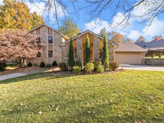 Homes for Sale in Gladstone, MO 64116 | 701  White Oak Lane