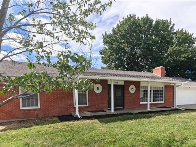 Homes for Sale in Gladstone, MO 64118 | 7108 N Broadway Street