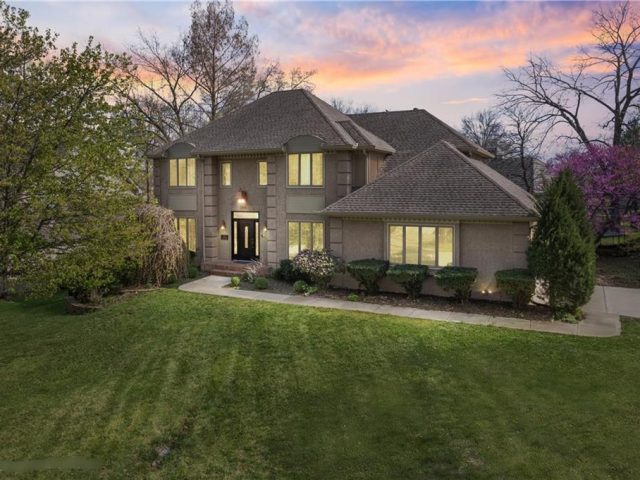 Homes for Sale in Gladstone, MO 64119 | 132 W Woodlands Drive