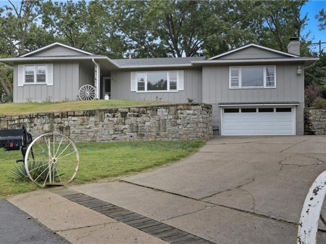 Homes for Sale in Lake Waukomis, MO 64151 | 610 NW North Shore Drive