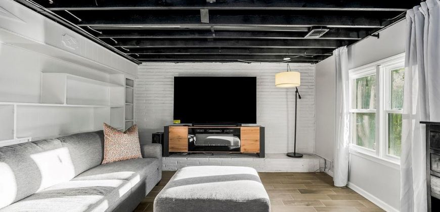 Homes for Sale in Lake Waukomis, MO 64151 | 387 NW North Shore Drive