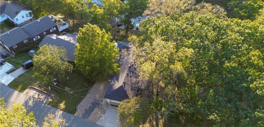 Homes for Sale in Lake Waukomis, MO 64151 | 387 NW North Shore Drive