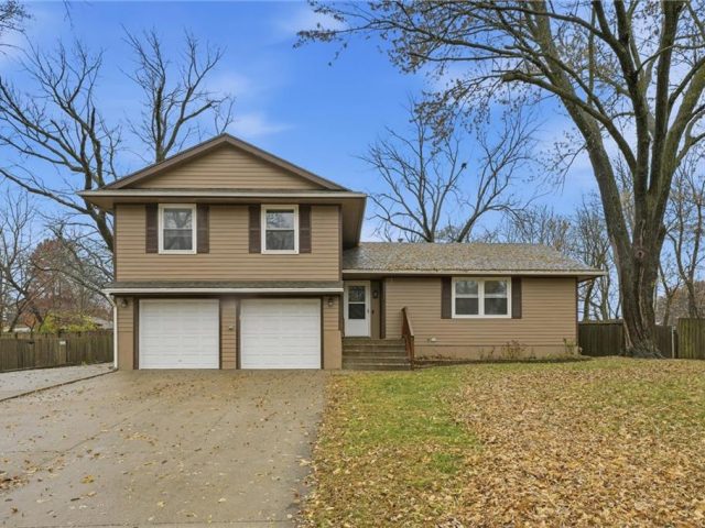 Homes for Sale in Kansas City, MO 64155 | 11018 N Kenwood Avenue