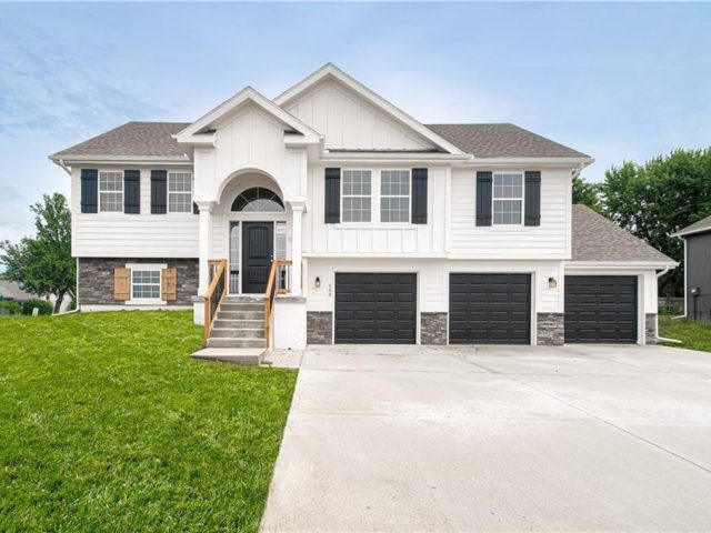 Homes for Sale in Kansas City, MO 64156 | 11902 N Bellaire Avenue