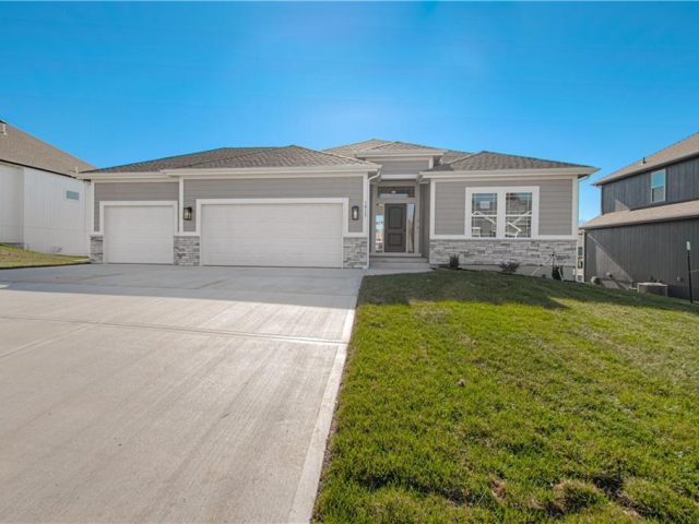 Homes for Sale in Liberty, MO 64068 | 1015  Poplar Lane