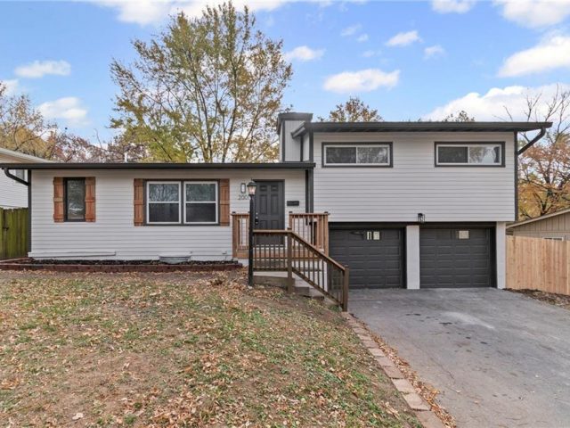 Homes for Sale in Gladstone, MO 64118 | 2001 NE 62ND Street