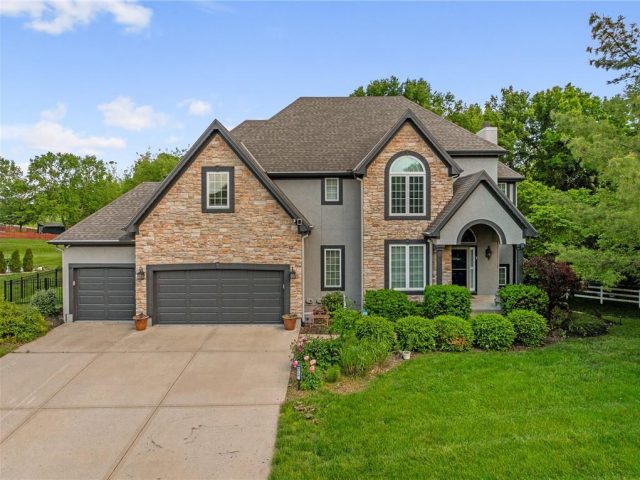 Homes for Sale in Kansas City, MO 64154 | 6715 NW 102nd Terrace